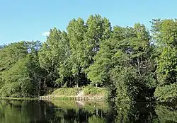 Natuurgebied Waggelwater. Op de voorgrond: de nooit voltooide kanaalarm, thans visvijver.