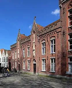Het klooster van de zusters van Sint-Vincentius a Paulo (Wijngaardplein 1-2) werd opgetrokken in 1851 en 1857