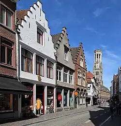 De drie trapgevels links (Wollestraat 28-30) staan op de Onroerend Erfgoedlijst