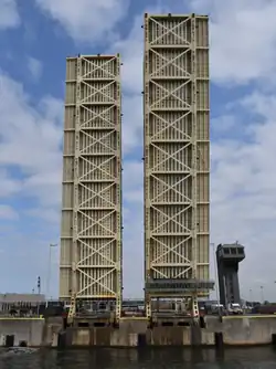 Geopende basculebruggen aan de havenzijde.