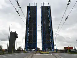 Geopende basculebruggen aan de zeezijde.
