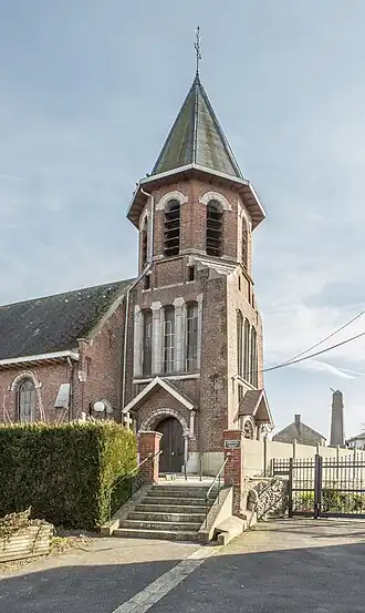 Kerk en toegang tot de begraafplaats