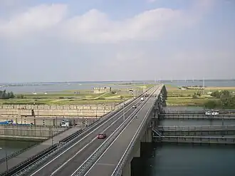 De Philipsdam gezien vanaf de uitkijktoren, met op de voorgrond de sluizen en op de achtergrond de Grevelingen