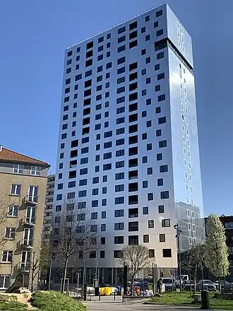 Zicht op de Brunfauttoren vanop het nabijgelegen speelpleintje.