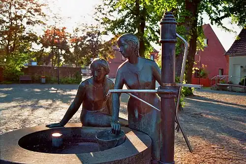 Gefluister bij de put, bronzen beeld van Anne Daubenspeck-Focke uit Emsdetten