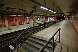 Verlaagde perrons van het premetrostation.