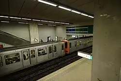 Perrons van het metrostation.