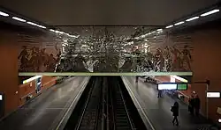 Kunstwerk "Aequus Nox" boven de sporen.