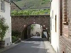 Elke straat een onderdoorgang in Bruttig