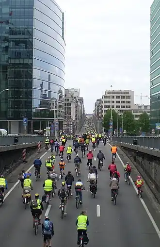 Fietsers verlaten de tunnel richting centrum