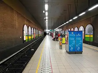 Perron met schilderijen op de wanden.