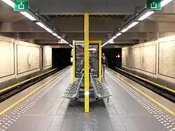 Eilandperron met kunst op de gevels.