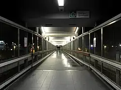 Voetgangersbrug over het kanaal.