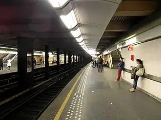 Perron van het metrostation.