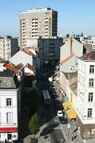 De Hoogstraat gezien vanaf de Hallepoort