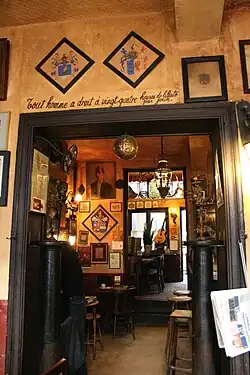 Interieur van "Het goudblommeke in papier" met aforisme