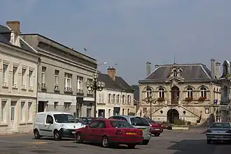 Place du Général de Gaulle met gemeentehuis