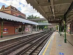 De Victoriaanse perrons langs de metrosporen in augustus 2020