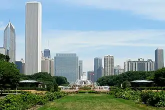Zicht op de Buckingham Fountain in het midden van het park