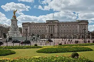 Buckingham Palace met links het Queen Victoria Memorial