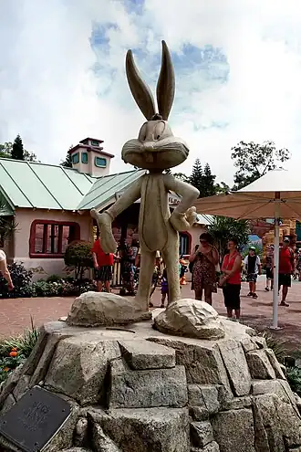 Bugs Bunny standbeeld in Warner Bros. Movie World.