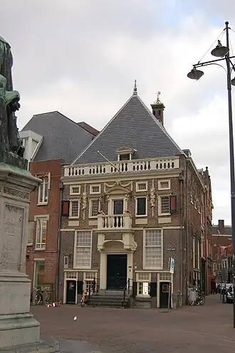 De Hoofdwacht, aan de noordzijde van de Grote Markt. Ertegenover het standbeeld van Laurens Janszoon Coster