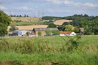 Landschap nabij Hobb's Cross. Op de achtergrond de snelweg M25