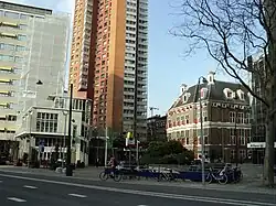 Ingang metrostation op de Coolsingel gezien vanaf de gelijknamige tramhalte.