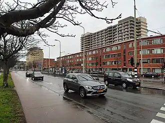 De Lijnbaan in Den Haag, met op de achtergrond het Westeinde-ziekenhuis.