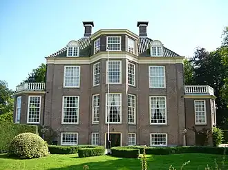 Hoofdgebouw gezien vanaf de Vechtzijde