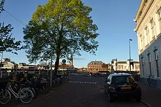Begin van Buitenwatersloot aan de oude stadsrand, met rechts op de hoek het gebouw van De Bolk op nr 1-3.