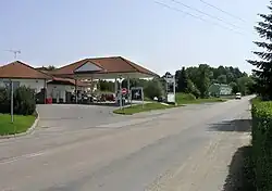 Benzinestation in het dorp (2014)