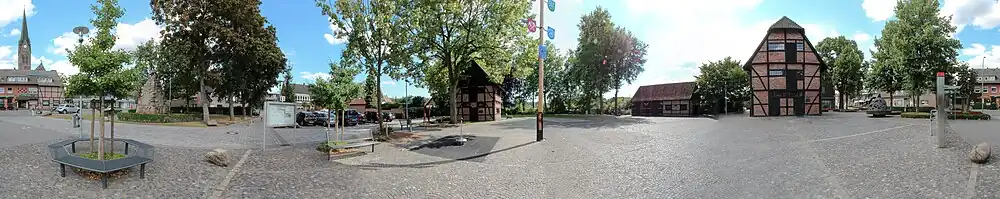 Het centrum van Buldern met in het midden de kleine en grote spieker en rechts de toren van de nieuwe Sint-Pancratiuskerk