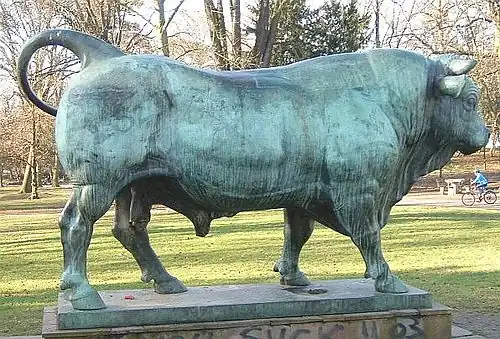 Standbeeld van een stier in Bornheim bij Frankfurt