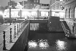 Lijn 10 rijdt over Brug 160.