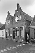 Huis met trapgevel. Trapgevel gekoppeld met die van het buurnummer 27