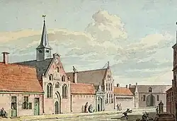 Voorzijde Pepergasthuis in 1786 met op de achtergrond in de Kleine Peperstraat langehuis, dat vroeger tot het gasthuis behoorde, maar in de 18e eeuw in gebruik was als provinciaal magazijn. Aquarel van Jan Bulthuis