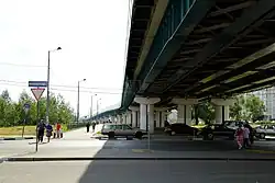 Het driesporige viaduct naar het westen