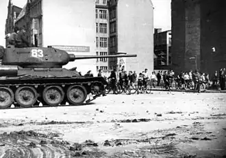 Een Sovjet T-34-85 tank in Oost-Berlijn op 17 juni 1953