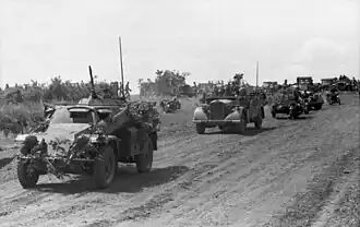 Sd.Kfz. 221 uiterst links op de foto in een colonne in Rusland