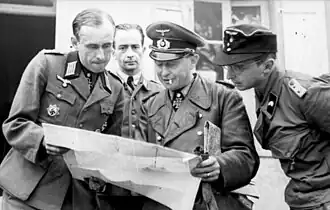 Generaal Heinrich-Walter Bronsart von Schellendorff (links) en generaal Walter Krüger gebogen over een landkaart (juni 1944)