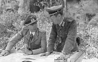 Generalmajor Ernst-Günther Baade (links) en een onbekende Hauptmann in Rimini-Ancona, Italië, 1944.