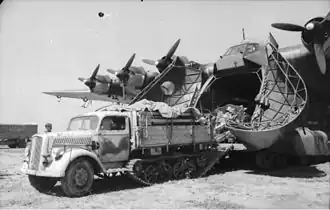 Een halftrack met kanon verlaat een Me 323 in Italië (1943)