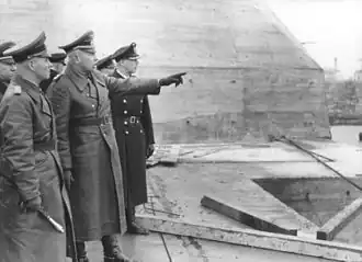 General Fahrmbacher naast Erwin Rommel in februari 1944