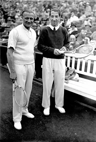 René Lacoste, rechts, met links Otto Froitzheim tijdens een interland tenniswedstrijd Duitsland-Frankrijk in 1929