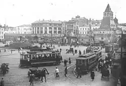 Drukte op het Loebjankaplein met fontein (midden). Op de achtergrond de Kitajgorod-muur.
