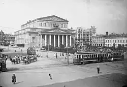 Tramdrukte op het Theaterplein met het Bolsjojtheater, 1932.