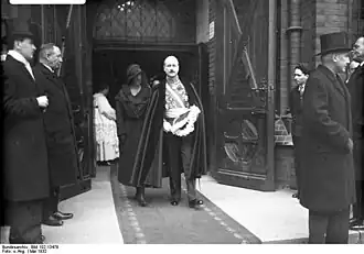Ambassadeur André François-Poncet verlaat de St. Pauli Kerk in Berlijn na de herdenkingsdienst voor de vermoorde Franse president Paul Doumer (1932)