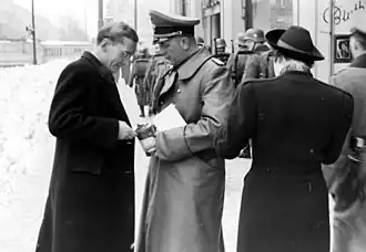 Generalmajor Arthur Mülverstedt collecteert voor "de dag van de Duitse politie" in 1939.