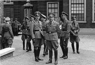 Friedrich Wimmer (links vooraan; zomer 1940 in Den Haag)